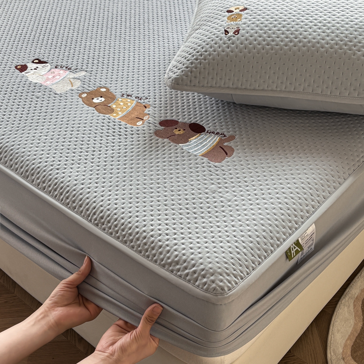 91家纺网 家纺一手货源 找家纺 居眠 2026新款卡通刺绣夹棉童话乐园防水床笠 童话乐园-灰