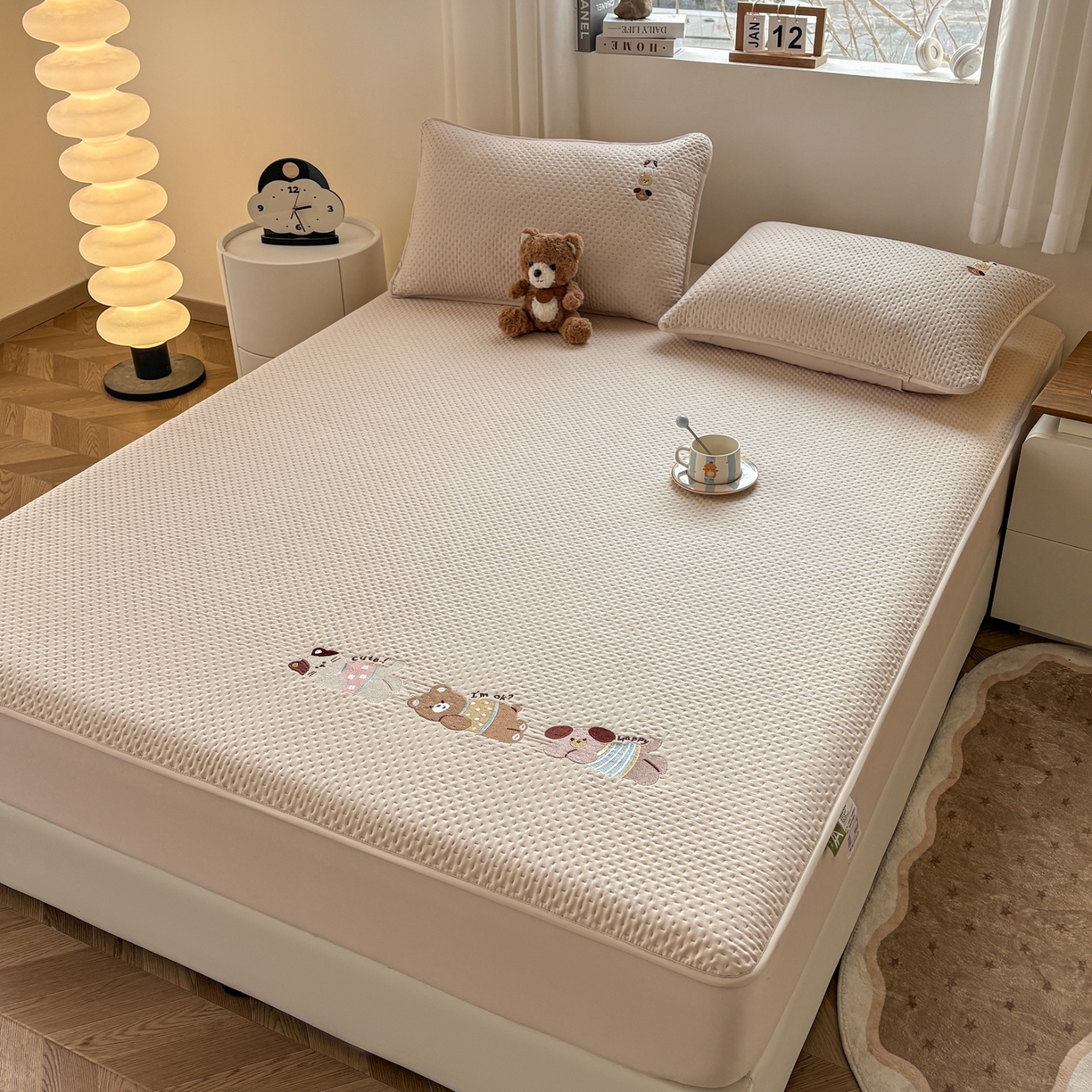 91家纺网 家纺一手货源 找家纺 居眠 2026新款卡通刺绣夹棉童话乐园防水床笠 童话乐园-卡其