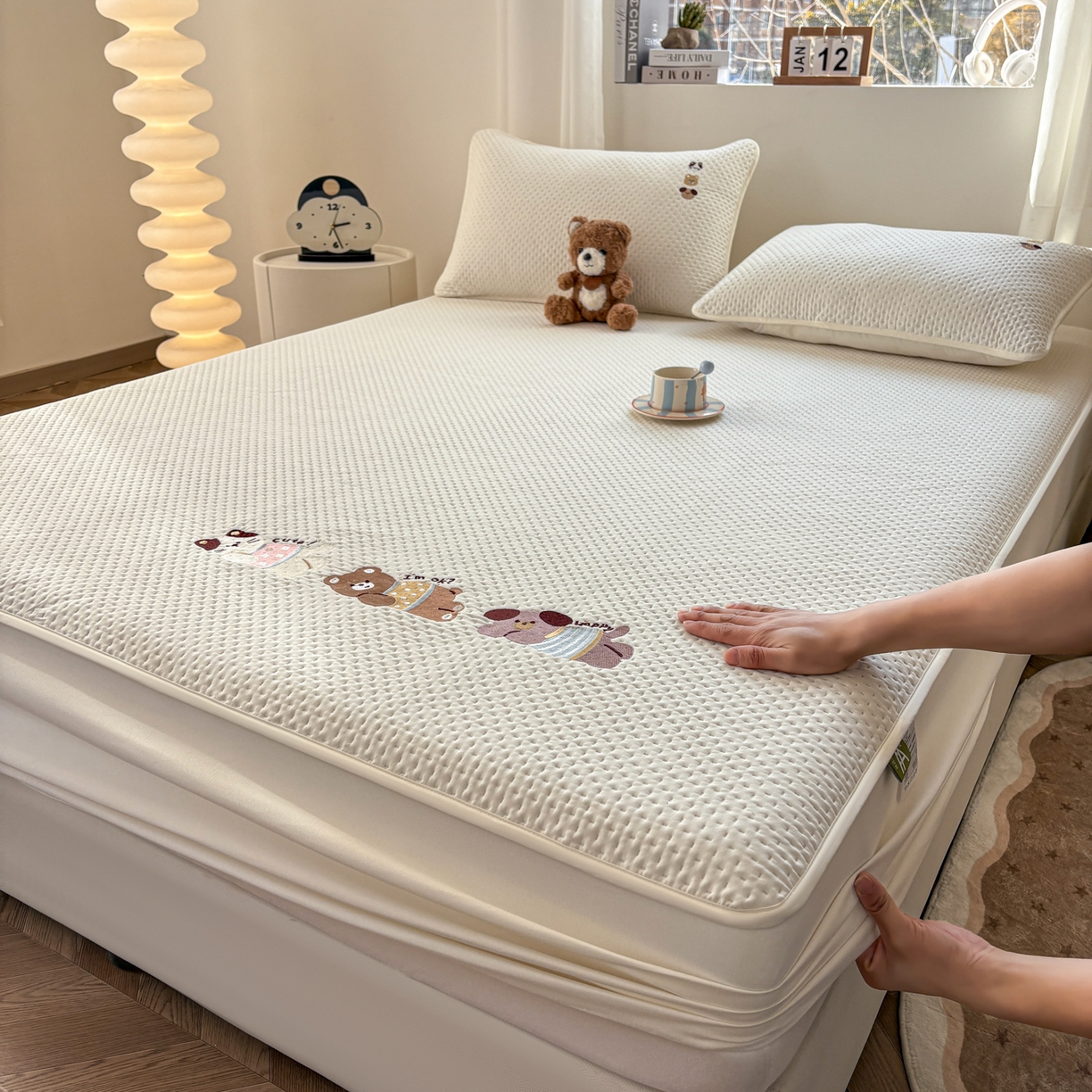 91家纺网 家纺一手货源 找家纺 居眠 2026新款卡通刺绣夹棉童话乐园防水床笠 童话乐园-白