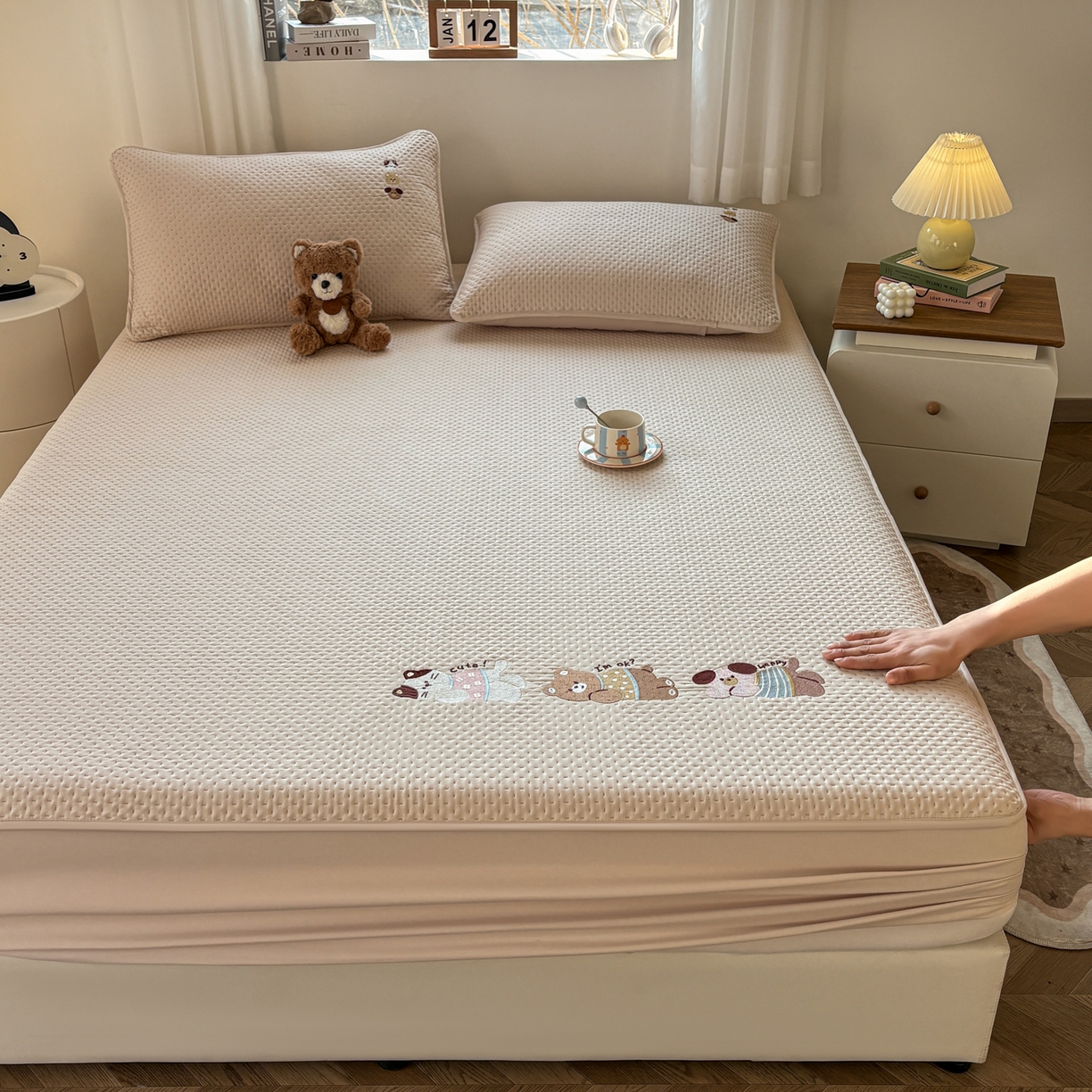 91家纺网 家纺一手货源 找家纺 居眠 2026新款卡通刺绣夹棉童话乐园防水床笠 童话乐园-卡其