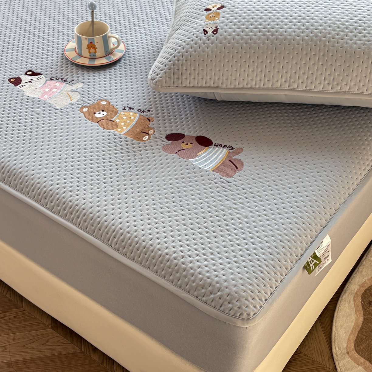 91家纺网 家纺一手货源 找家纺 居眠 2026新款卡通刺绣夹棉童话乐园防水床笠 童话乐园-灰