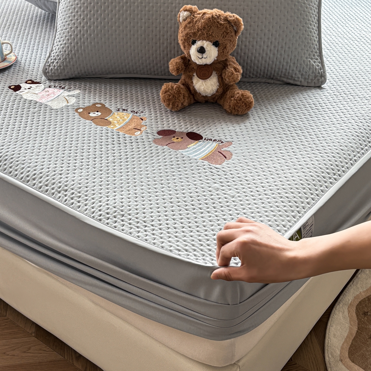 91家纺网 家纺一手货源 找家纺 居眠 2026新款卡通刺绣夹棉童话乐园防水床笠 童话乐园-灰