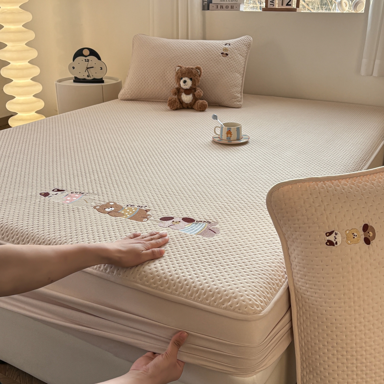 91家纺网 家纺一手货源 找家纺 居眠 2026新款卡通刺绣夹棉童话乐园防水床笠 童话乐园-卡其