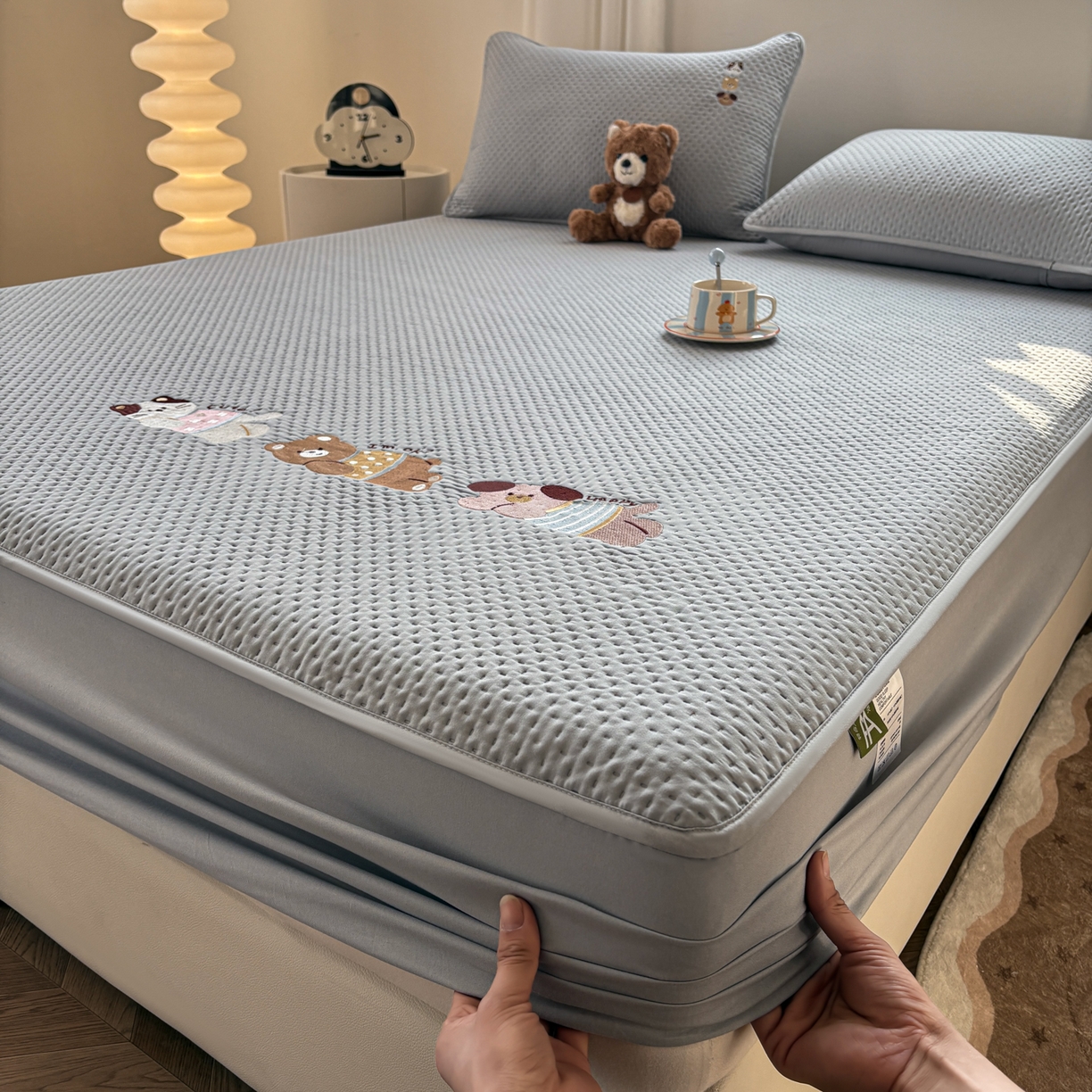 91家纺网 家纺一手货源 找家纺 （总）居眠 2026新款卡通刺绣夹棉童话乐园防水床笠