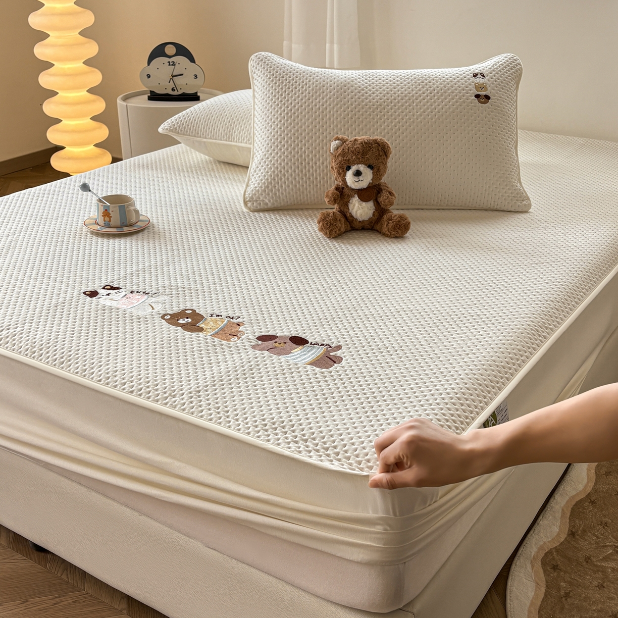 91家纺网 家纺一手货源 找家纺 居眠 2026新款卡通刺绣夹棉童话乐园防水床笠 童话乐园-白