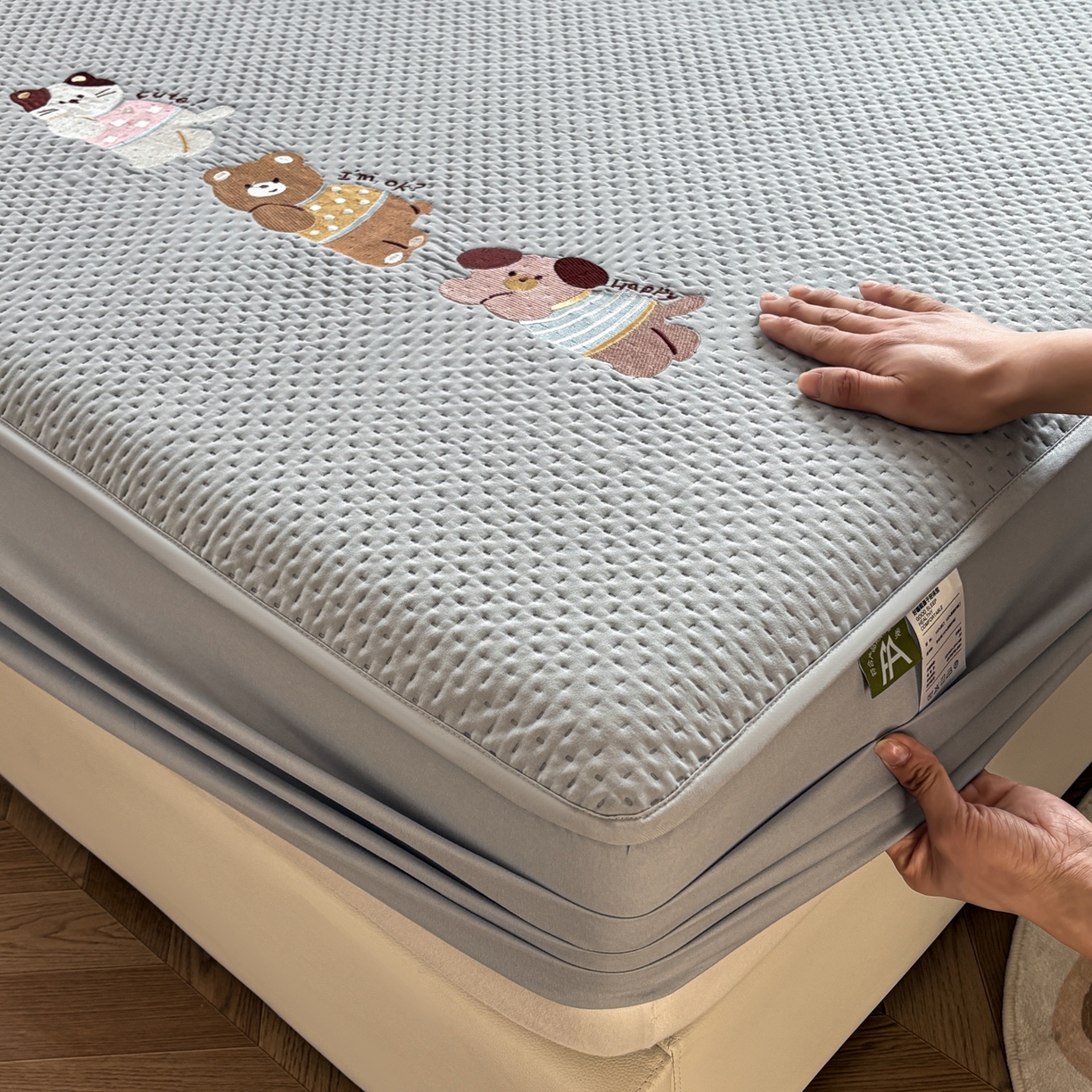 91家纺网 家纺一手货源 找家纺 居眠 2026新款卡通刺绣夹棉童话乐园防水床笠 童话乐园-灰