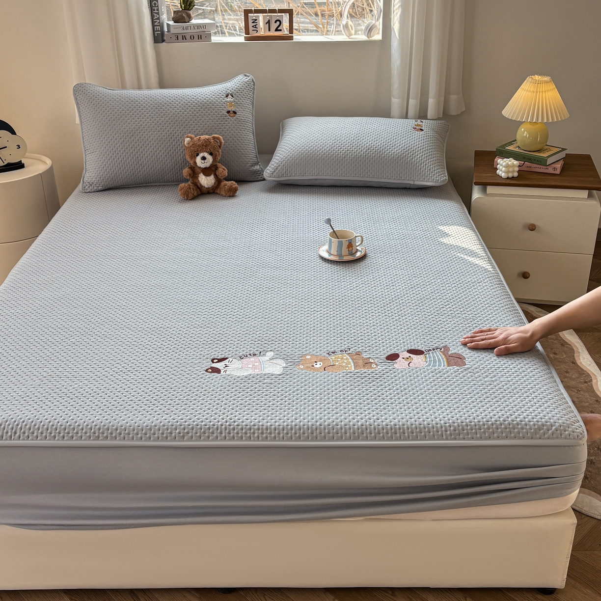 91家纺网 家纺一手货源 找家纺 居眠 2026新款卡通刺绣夹棉童话乐园防水床笠 童话乐园-灰