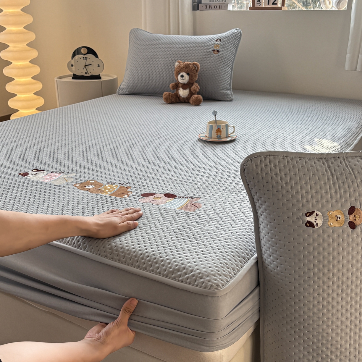 91家纺网 家纺一手货源 找家纺 居眠 2026新款卡通刺绣夹棉童话乐园防水床笠 童话乐园-灰