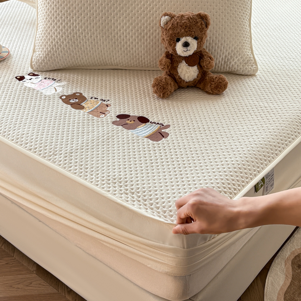 91家纺网 家纺一手货源 找家纺 居眠 2026新款卡通刺绣夹棉童话乐园防水床笠 童话乐园-白