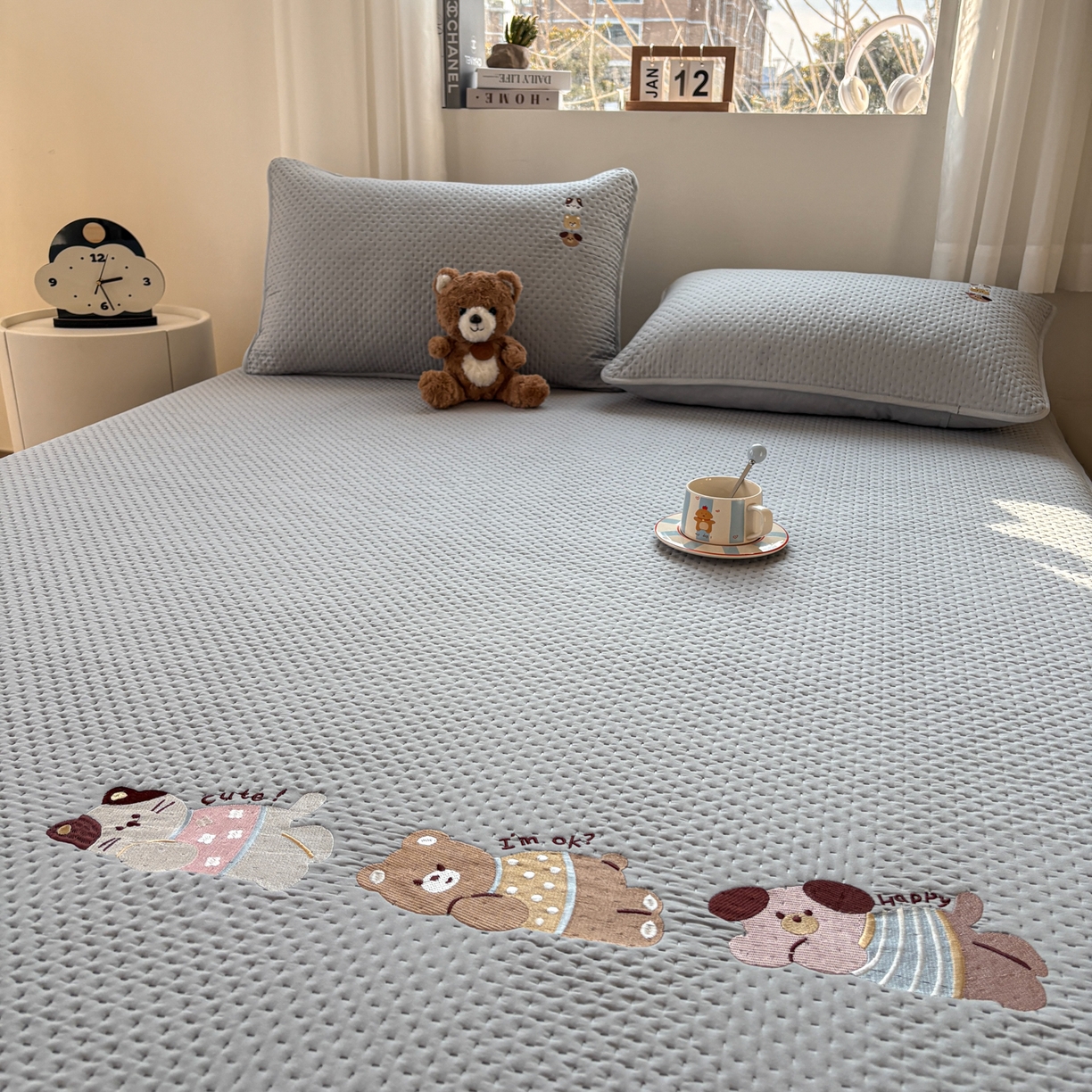 91家纺网 家纺一手货源 找家纺 居眠 2026新款卡通刺绣夹棉童话乐园防水床笠 童话乐园-灰