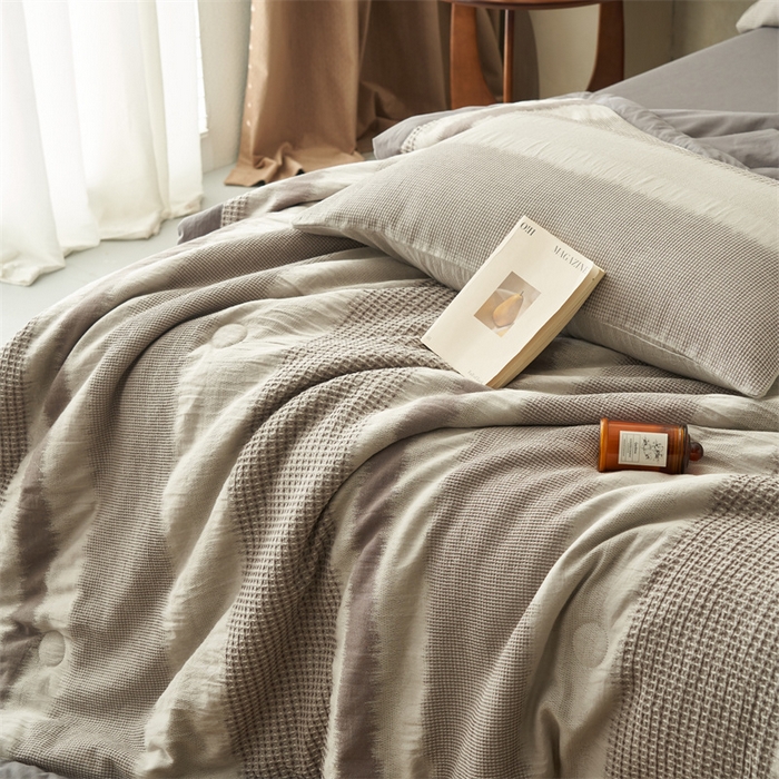 91家纺网 家纺一手货源 找家纺 恬思语家纺 2026春夏新款A类全棉色织大提花棉花夏凉被空调被夏被 洛川-灰