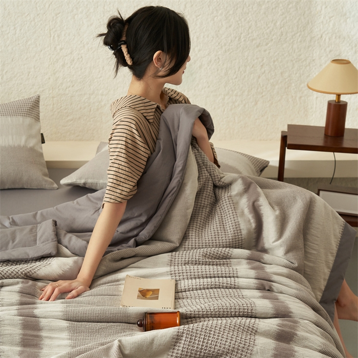 91家纺网 家纺一手货源 找家纺 恬思语家纺 2026春夏新款A类全棉色织大提花棉花夏凉被空调被夏被 洛川-灰