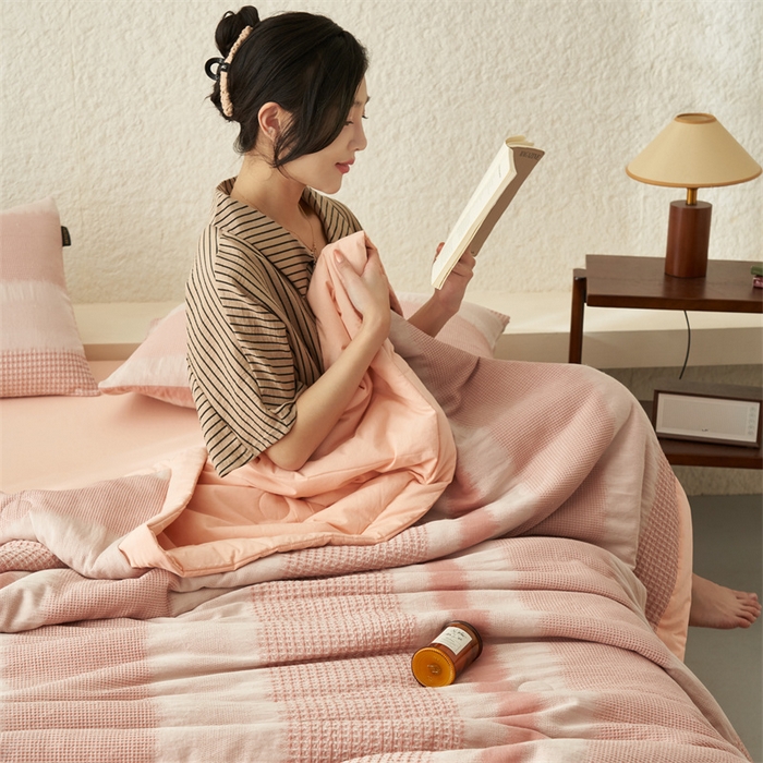 91家纺网 家纺一手货源 找家纺 恬思语家纺 2026春夏新款A类全棉色织大提花棉花夏凉被空调被夏被 洛川-粉