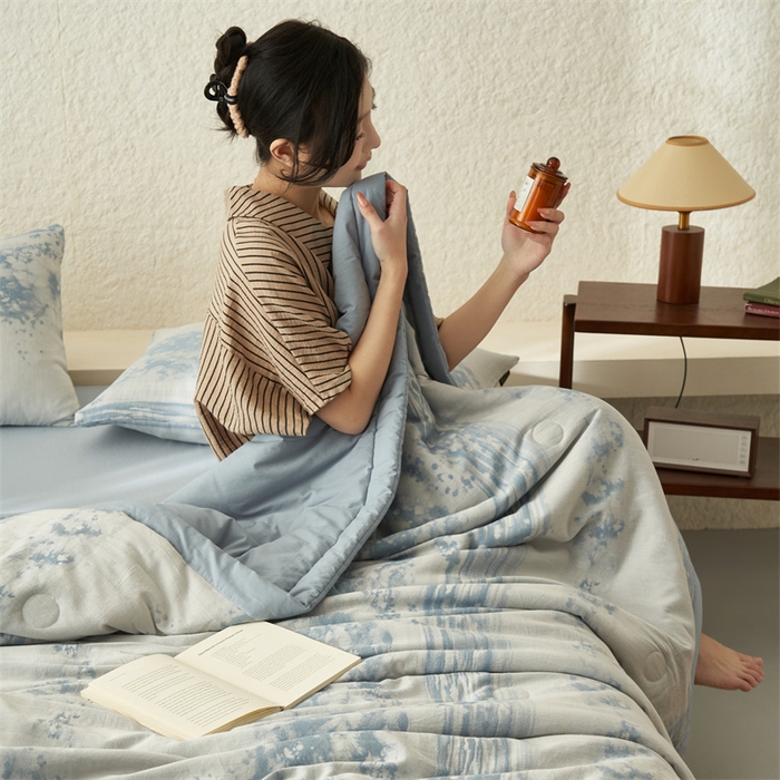 91家纺网 家纺一手货源 找家纺 恬思语家纺 2026春夏新款A类全棉色织大提花棉花夏凉被空调被夏被 墨凡-蓝