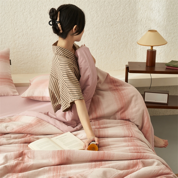 91家纺网 家纺一手货源 找家纺 恬思语家纺 2026春夏新款A类全棉色织大提花棉花夏凉被空调被夏被 西雅-粉