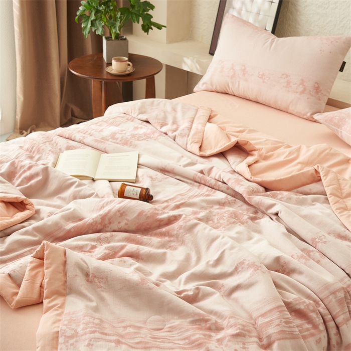 91家纺网 家纺一手货源 找家纺 恬思语家纺 2026春夏新款A类全棉色织大提花棉花夏凉被空调被夏被 墨凡-粉