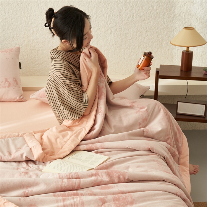 91家纺网 家纺一手货源 找家纺 恬思语家纺 2026春夏新款A类全棉色织大提花棉花夏凉被空调被夏被 墨凡-粉