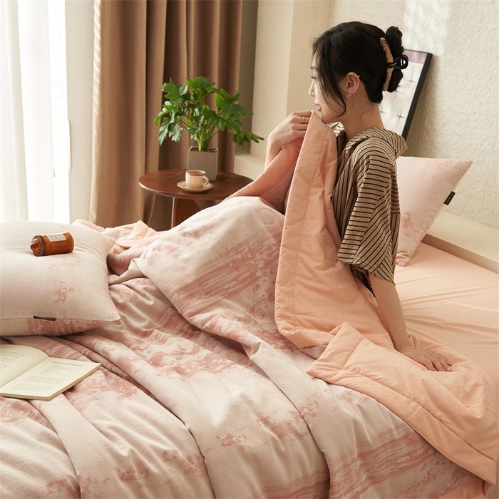 91家纺网 家纺一手货源 找家纺 恬思语家纺 2026春夏新款A类全棉色织大提花棉花夏凉被空调被夏被 墨凡-粉