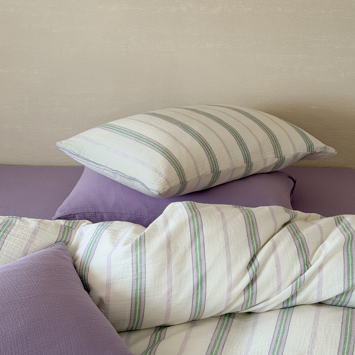 91家纺网 家纺一手货源 找家纺 山舍家居 2026新款全棉纯棉色织条纹皱皱纱布四件套 薄暮浮光