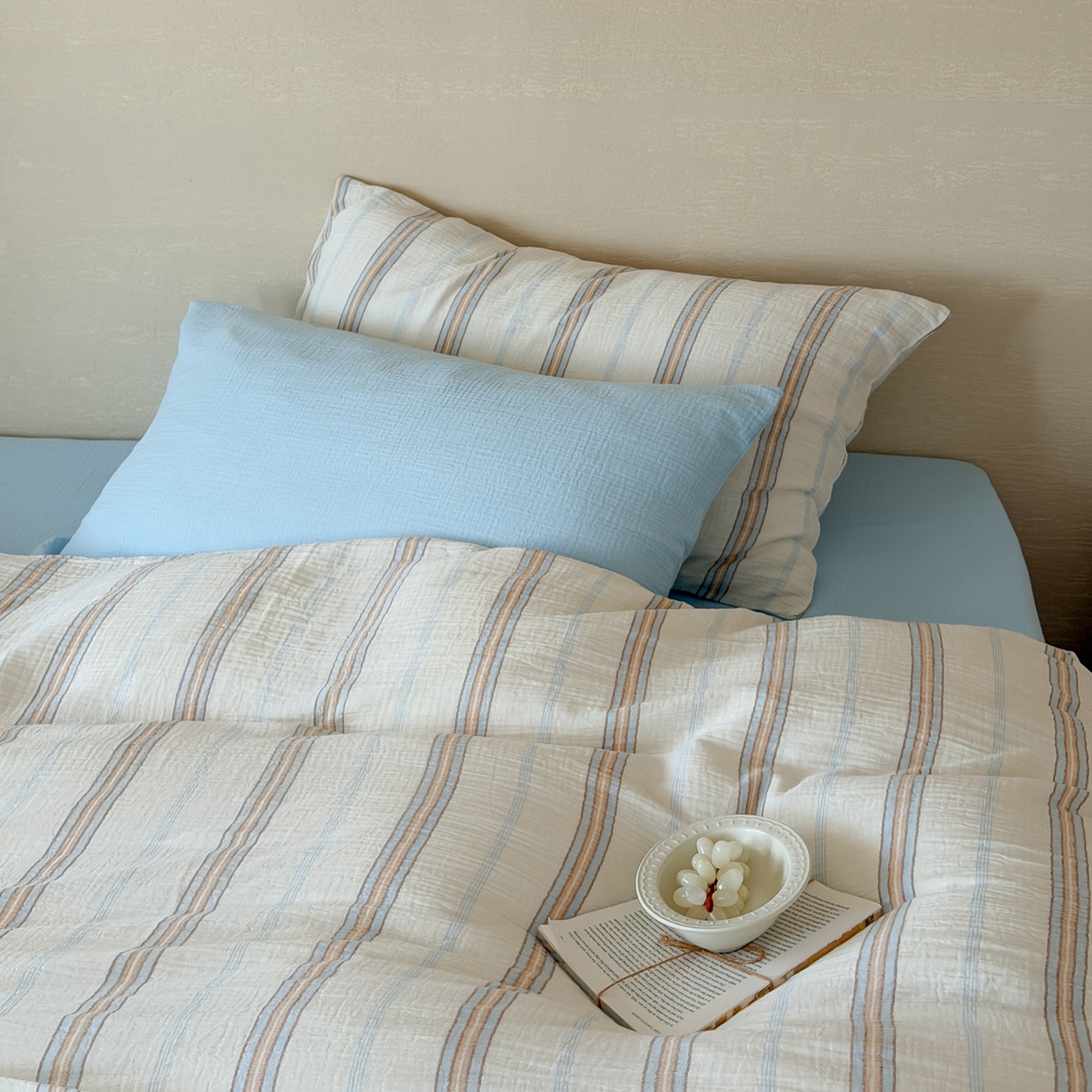 91家纺网 家纺一手货源 找家纺 山舍家居 2026新款全棉纯棉色织条纹皱皱纱布四件套 水手假日