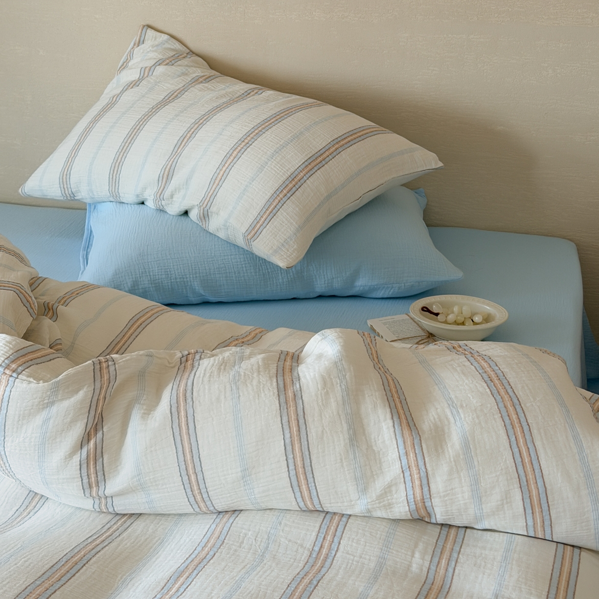 91家纺网 家纺一手货源 找家纺 山舍家居 2026新款全棉纯棉色织条纹皱皱纱布四件套 水手假日