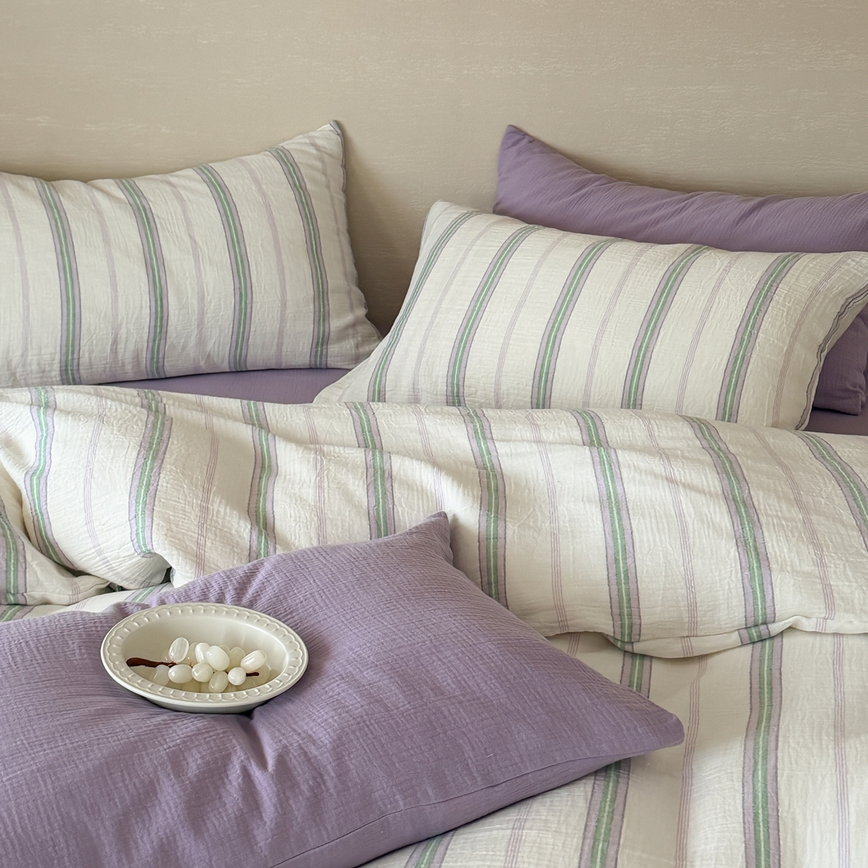 91家纺网 家纺一手货源 找家纺 山舍家居 2026新款全棉纯棉色织条纹皱皱纱布四件套 薄暮浮光