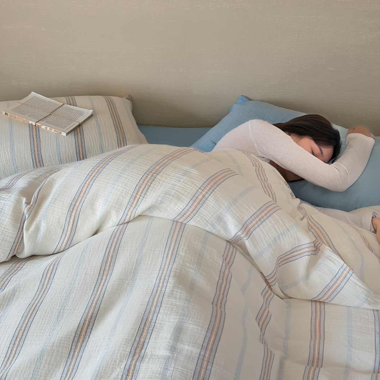 91家纺网 家纺一手货源 找家纺 山舍家居 2026新款全棉纯棉色织条纹皱皱纱布四件套 水手假日