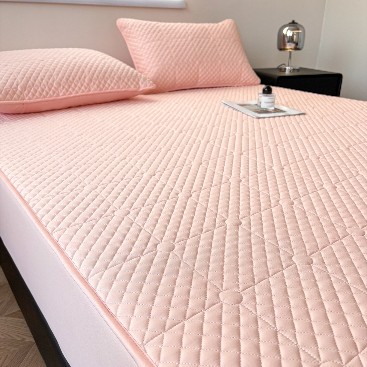 91家纺网 家纺一手货源 找家纺 居眠 2026新款全棉夹棉棋盘格床笠 棋盘格-柔粉