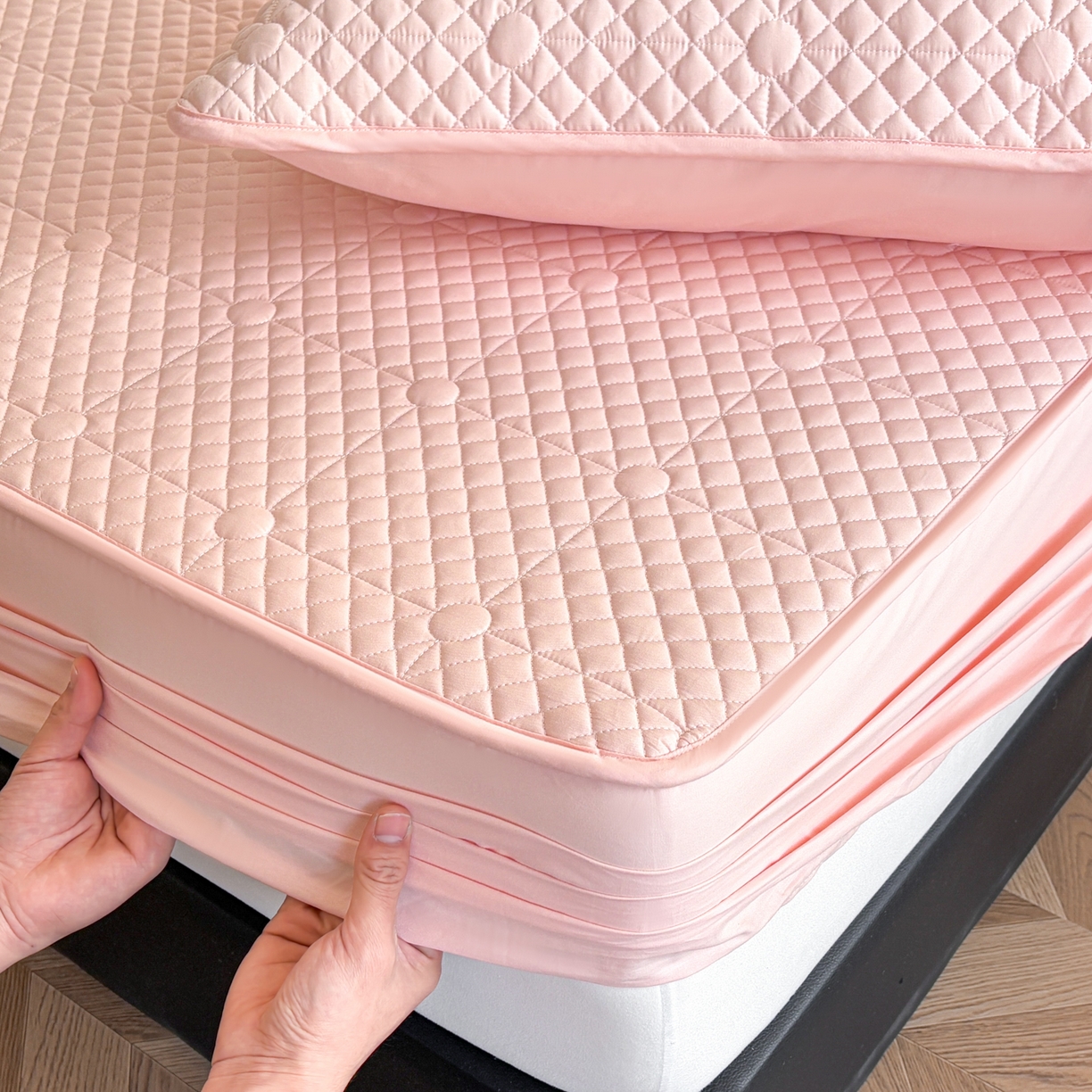 91家纺网 家纺一手货源 找家纺 居眠 2026新款全棉夹棉棋盘格床笠 棋盘格-柔粉