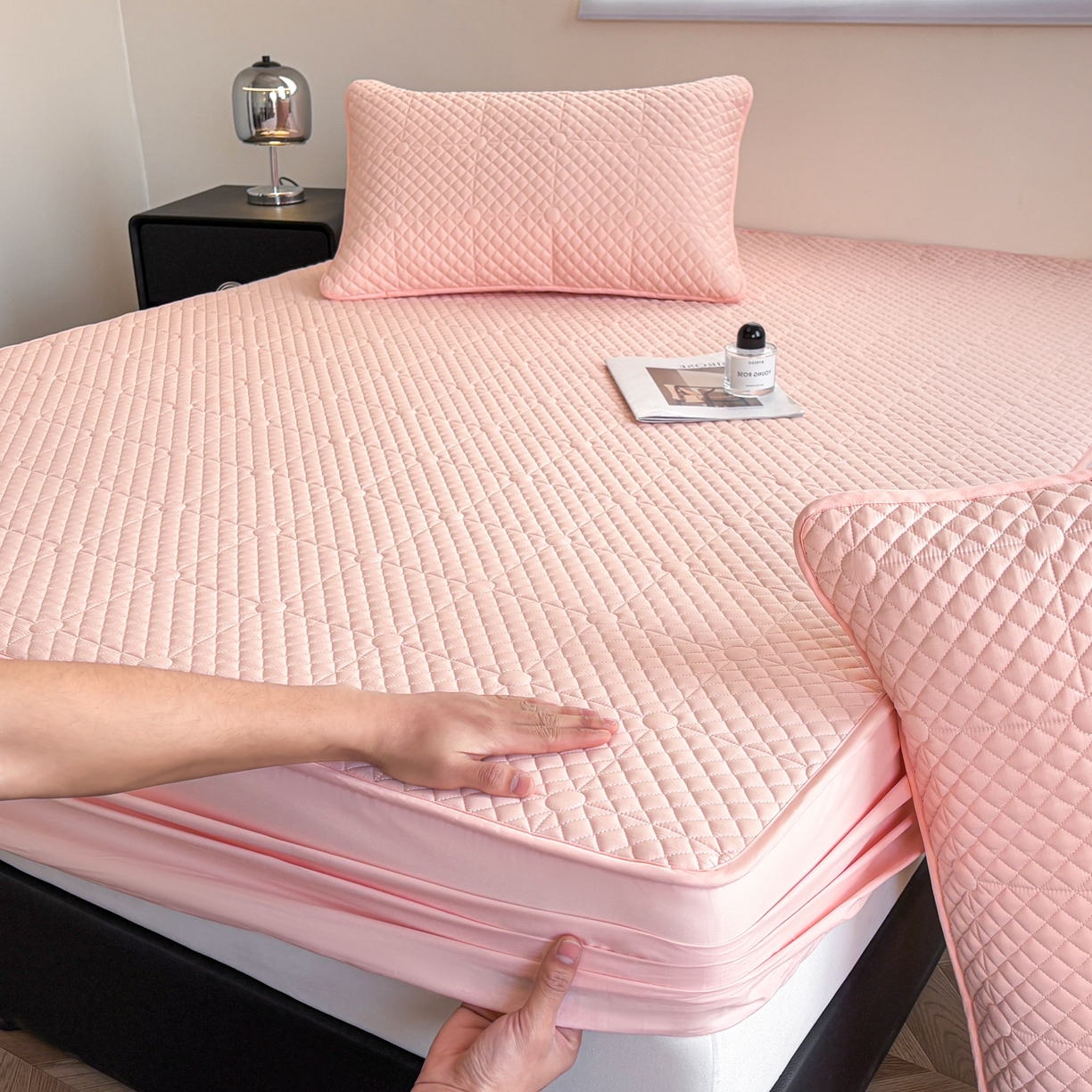 91家纺网 家纺一手货源 找家纺 居眠 2026新款全棉夹棉棋盘格床笠 棋盘格-柔粉