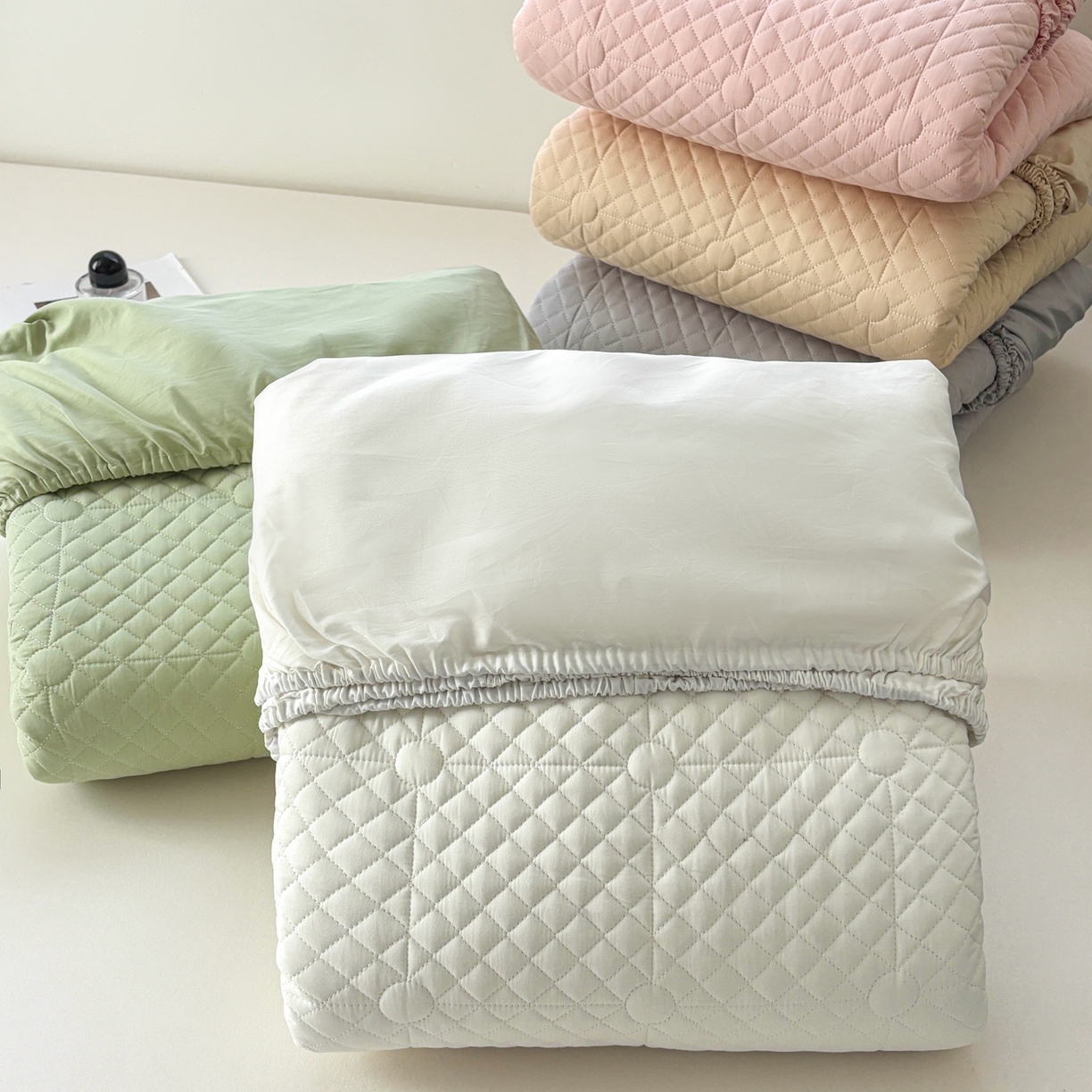 91家纺网 家纺一手货源 找家纺 居眠 2026新款全棉夹棉棋盘格床笠 叠拍