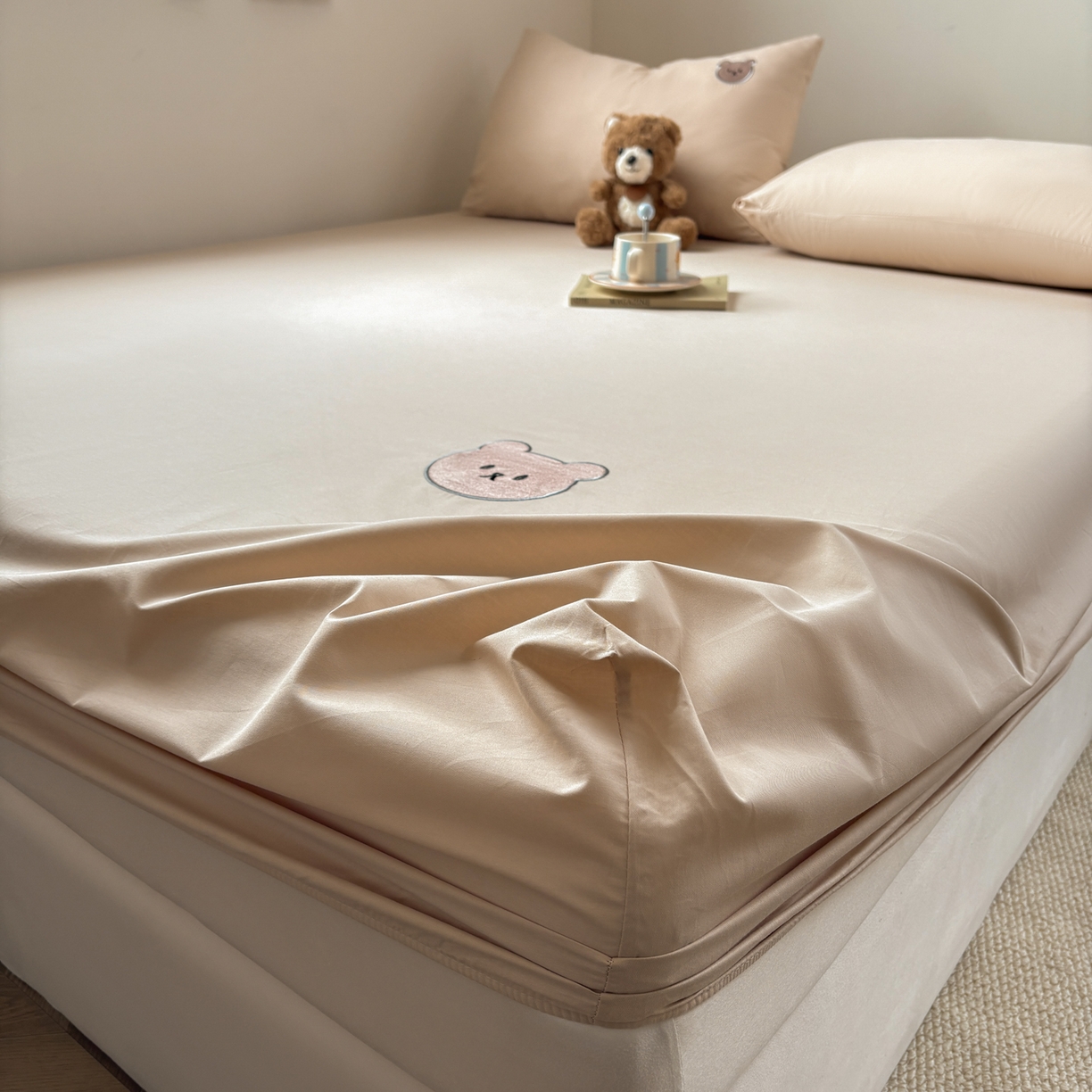 91家纺网 家纺一手货源 找家纺 居眠 2026新款全棉单层米乐熊床笠 米乐熊-卡其