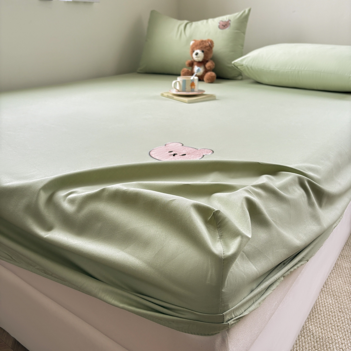 91家纺网 家纺一手货源 找家纺 居眠 2026新款全棉单层米乐熊床笠 米乐熊-绿色