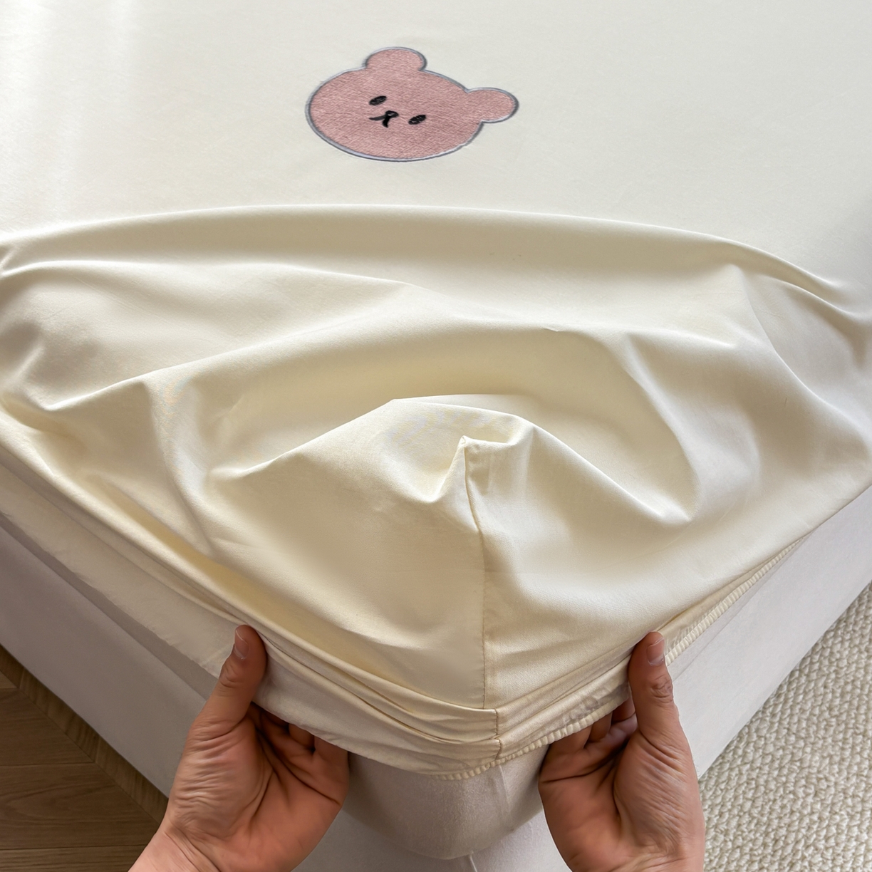 91家纺网 家纺一手货源 找家纺 居眠 2026新款全棉单层米乐熊床笠 米乐熊-米白