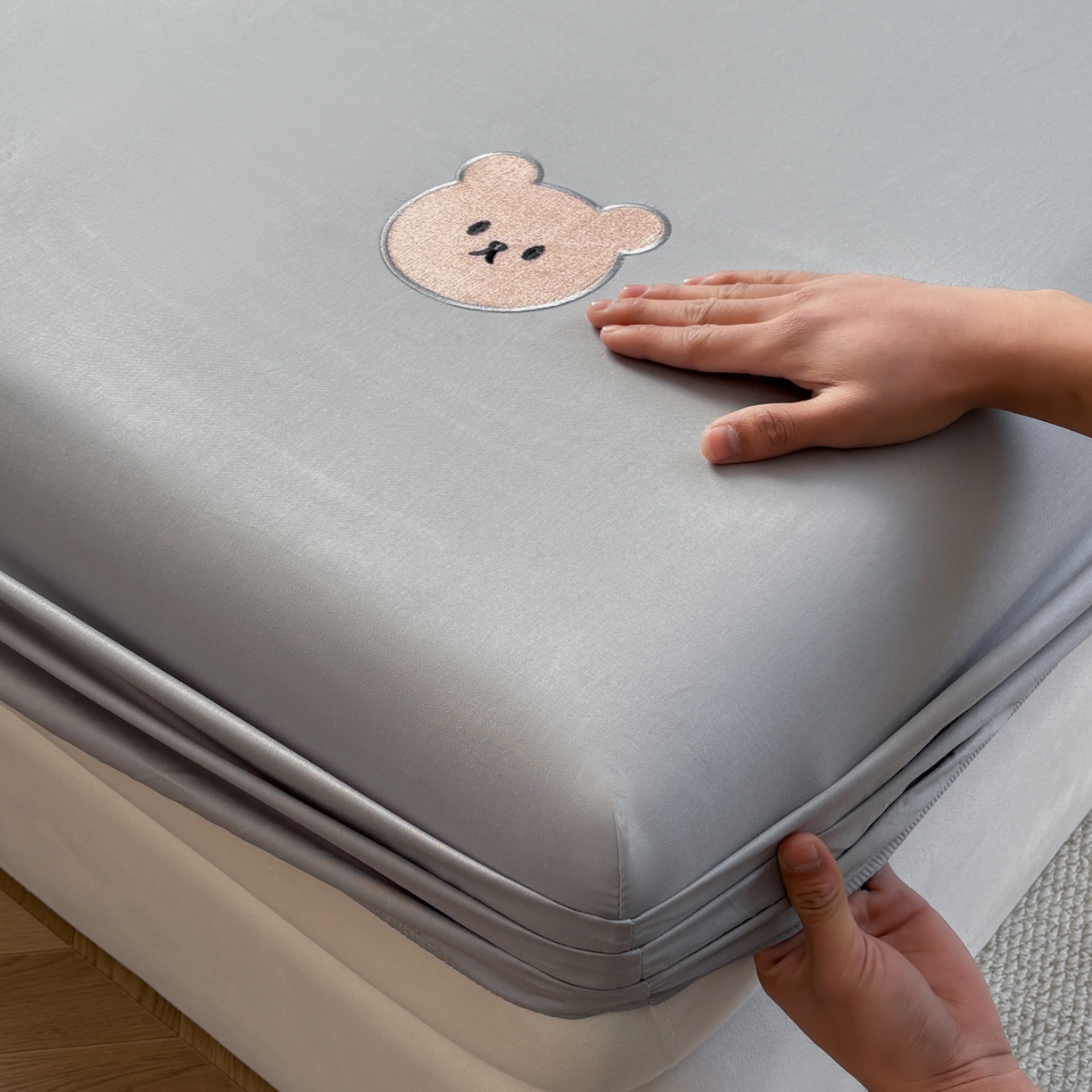 91家纺网 家纺一手货源 找家纺 居眠 2026新款全棉单层米乐熊床笠 米乐熊-白云石