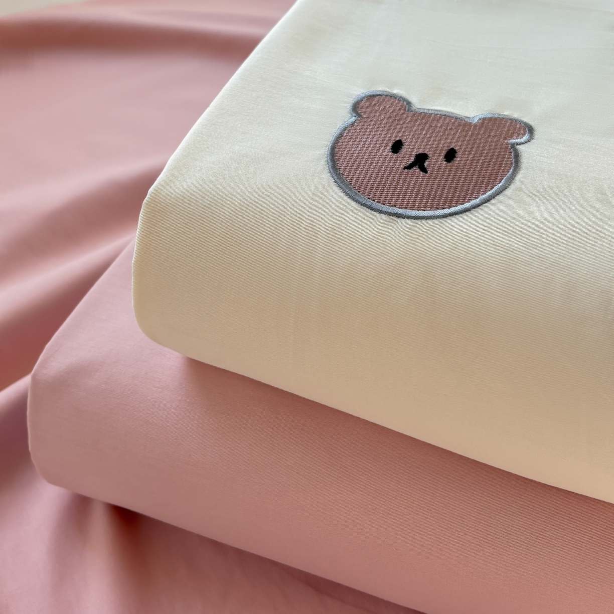 91家纺网 家纺一手货源 找家纺 居眠 2026新款全棉单层米乐熊床笠 组合叠拍