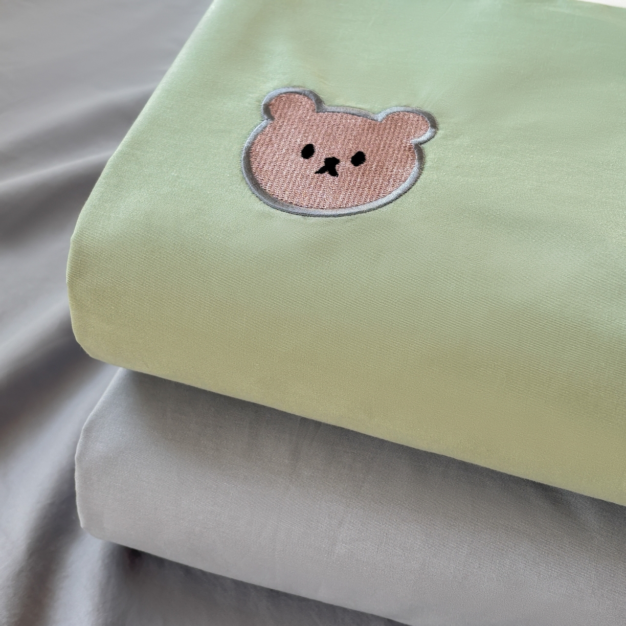 91家纺网 家纺一手货源 找家纺 居眠 2026新款全棉单层米乐熊床笠 组合叠拍