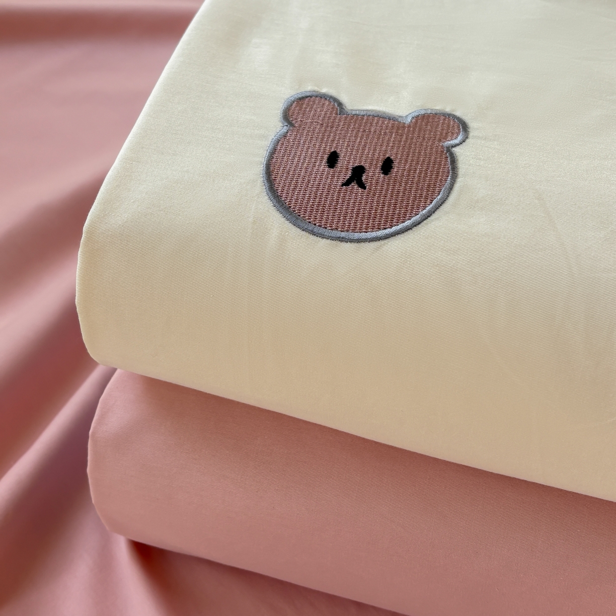 91家纺网 家纺一手货源 找家纺 居眠 2026新款全棉单层米乐熊床笠 组合叠拍