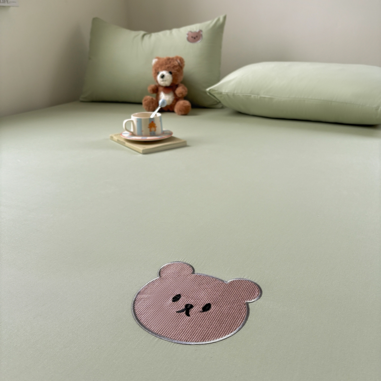 91家纺网 家纺一手货源 找家纺 居眠 2026新款全棉单层米乐熊床笠 米乐熊-绿色