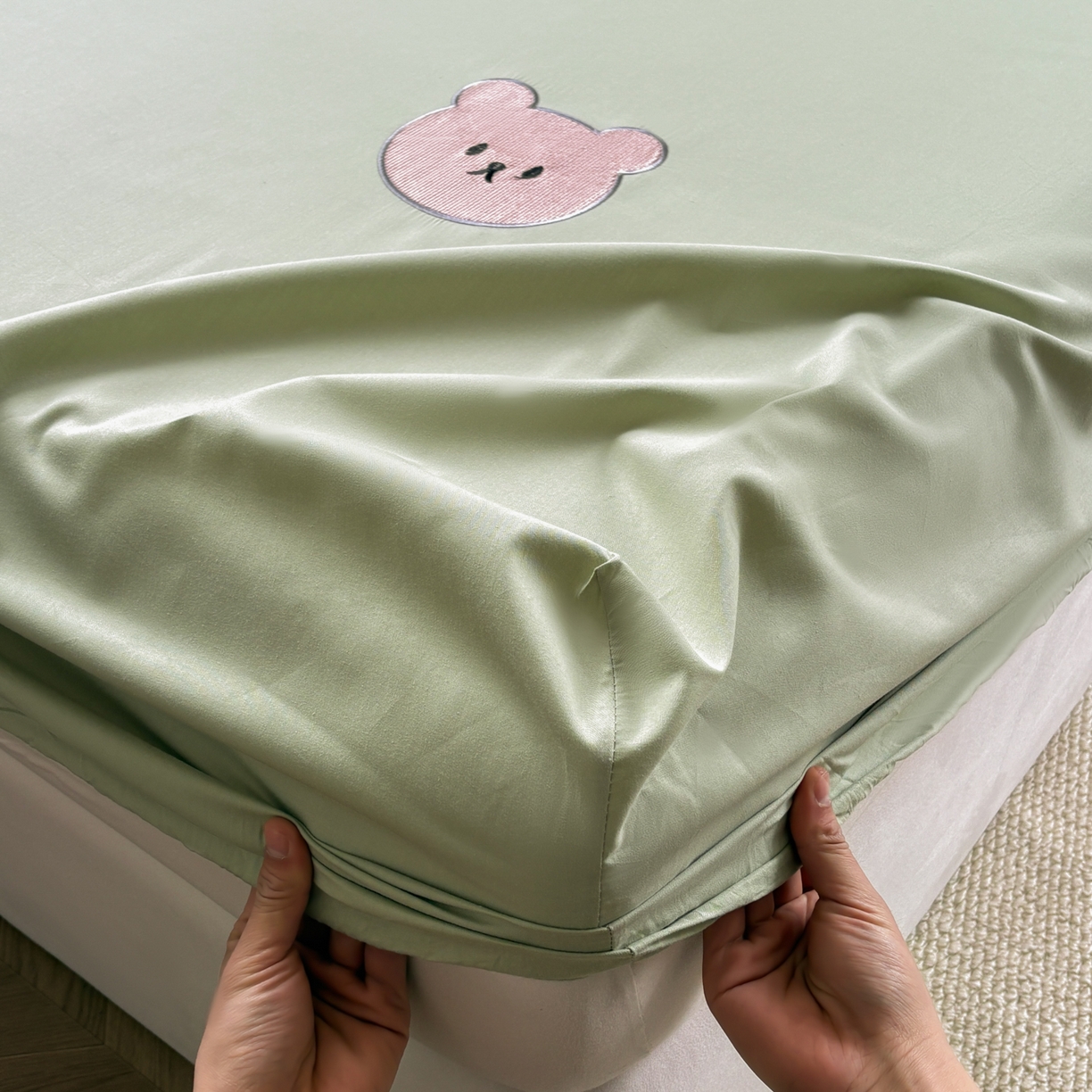 91家纺网 家纺一手货源 找家纺 居眠 2026新款全棉单层米乐熊床笠 米乐熊-绿色