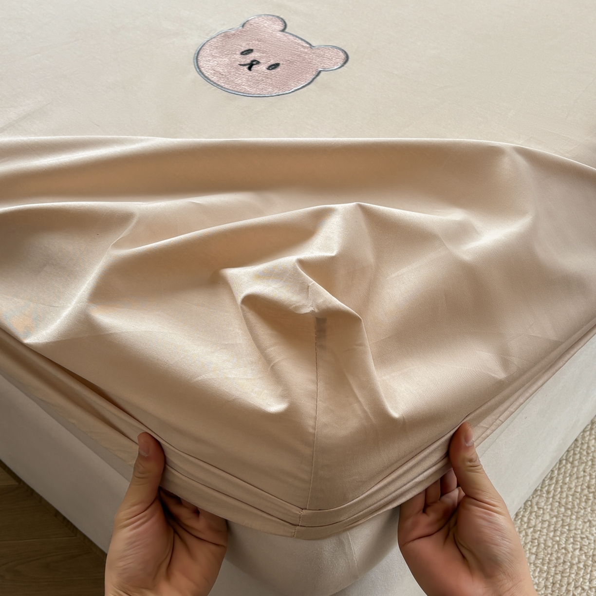 91家纺网 家纺一手货源 找家纺 居眠 2026新款全棉单层米乐熊床笠 米乐熊-卡其