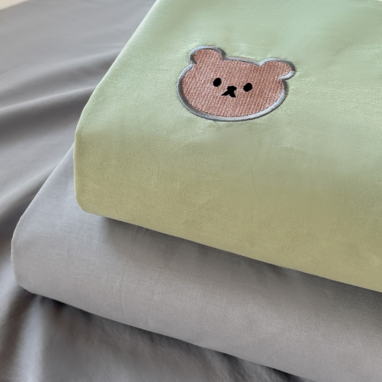 91家纺网 家纺一手货源 找家纺 居眠 2026新款全棉单层米乐熊床笠 组合叠拍