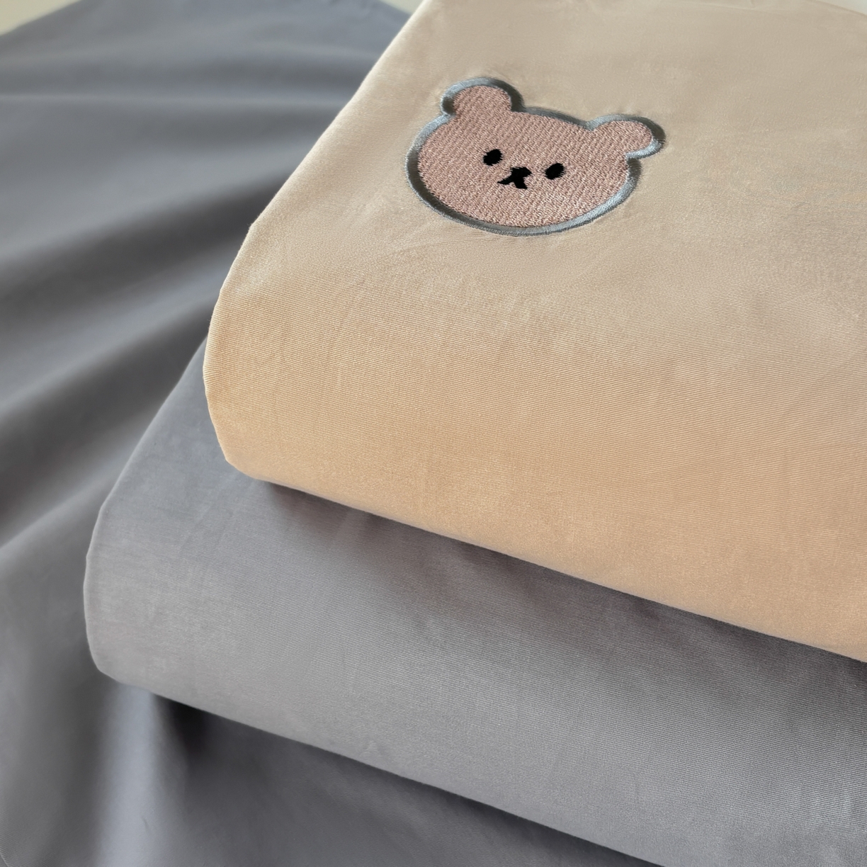 91家纺网 家纺一手货源 找家纺 居眠 2026新款全棉单层米乐熊床笠 组合叠拍