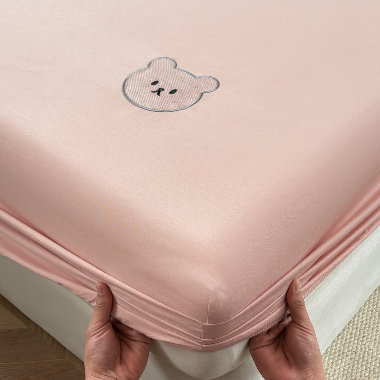 91家纺网 家纺一手货源 找家纺 居眠 2026新款全棉单层米乐熊床笠 米乐熊-粉色