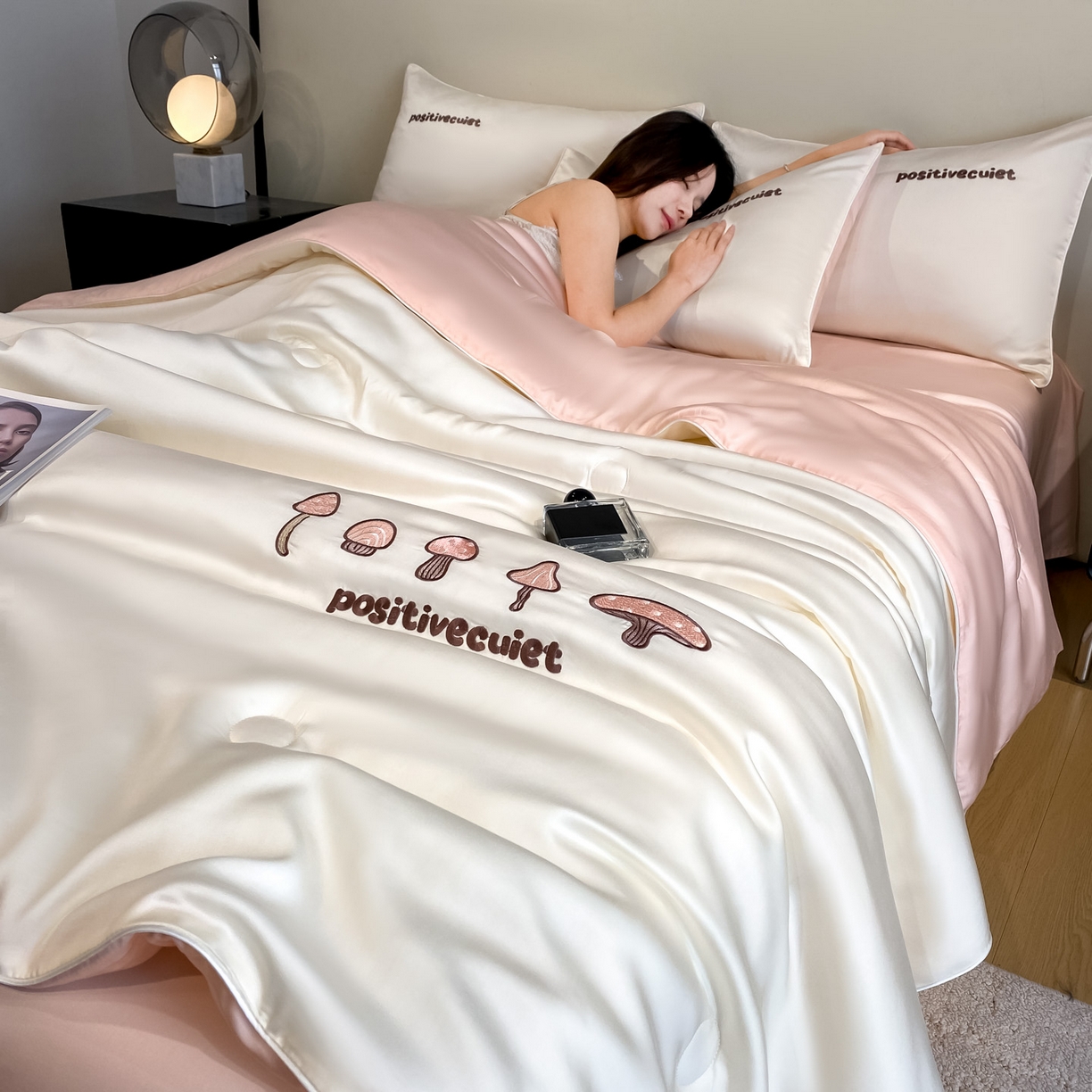 91家纺网 家纺一手货源 找家纺 云棉坊 2026新款水洗真丝滚边刺绣款-蘑菇系列 蘑菇-奶昔白+奶油粉