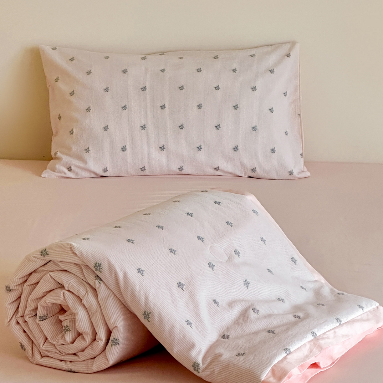 91家纺网 家纺一手货源 找家纺 一加一 2026新款A类全棉水洗立体提花大豆夏被四件套-织光萌宠 棉织花-粉