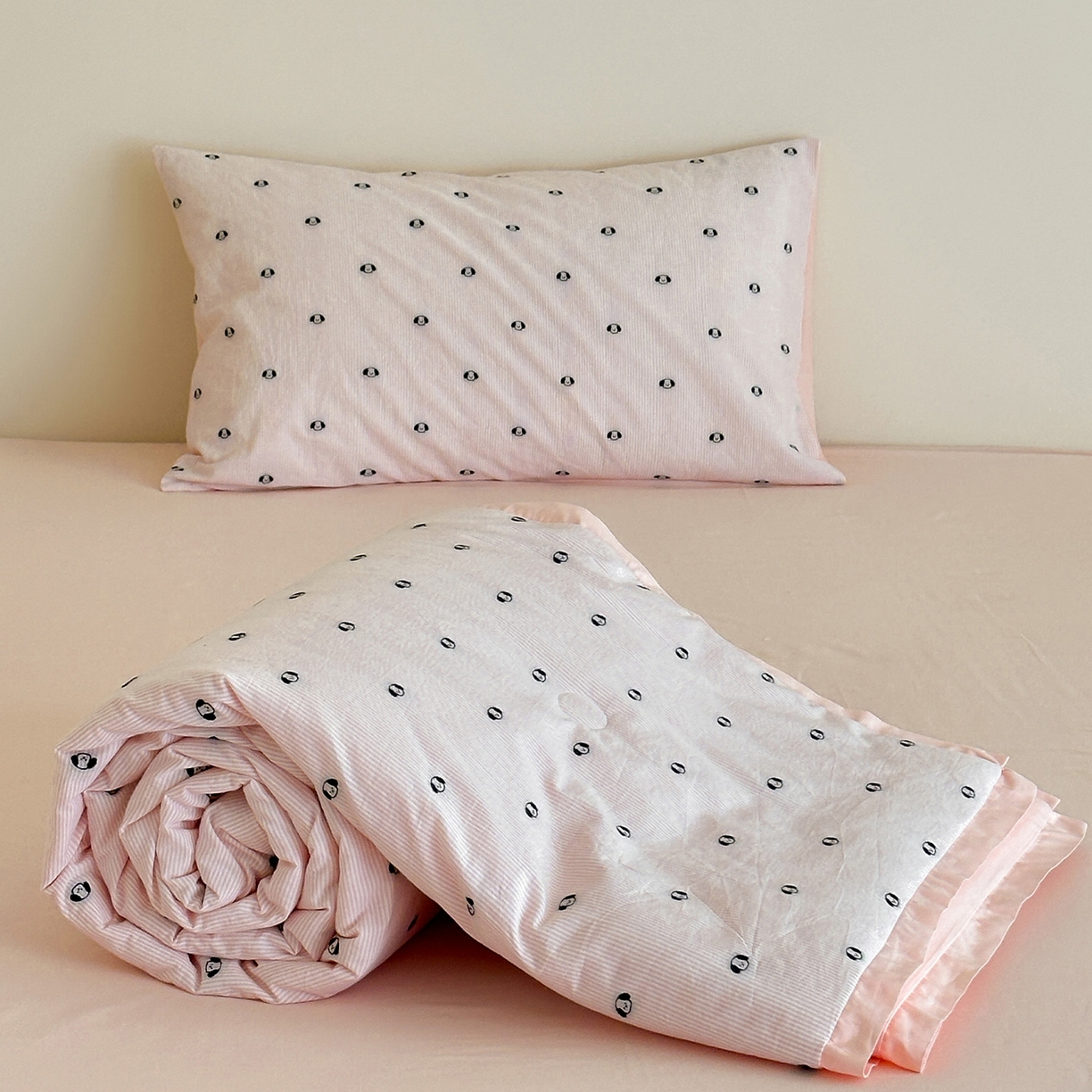 91家纺网 家纺一手货源 找家纺 一加一 2026新款A类全棉水洗立体提花大豆夏被四件套-织光萌宠 棉织小狗-粉