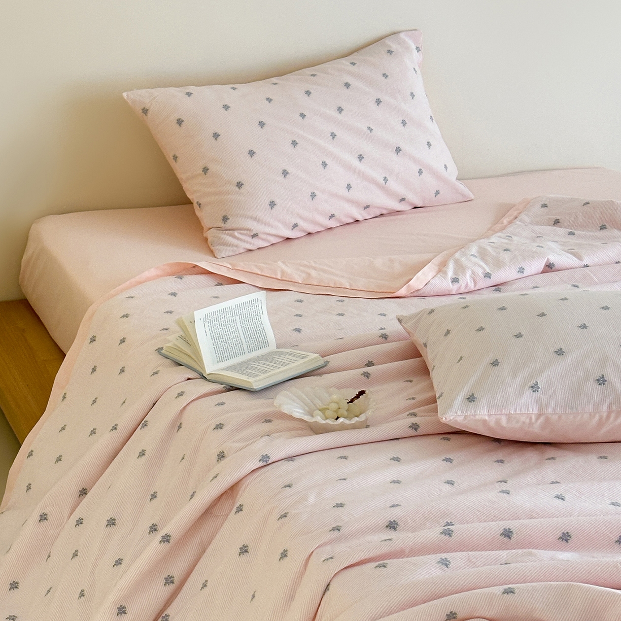 91家纺网 家纺一手货源 找家纺 一加一 2026新款A类全棉水洗立体提花大豆夏被四件套-织光萌宠 棉织花-粉