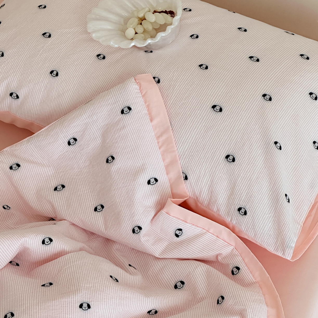 91家纺网 家纺一手货源 找家纺 一加一 2026新款A类全棉水洗立体提花大豆夏被四件套-织光萌宠 棉织小狗-粉