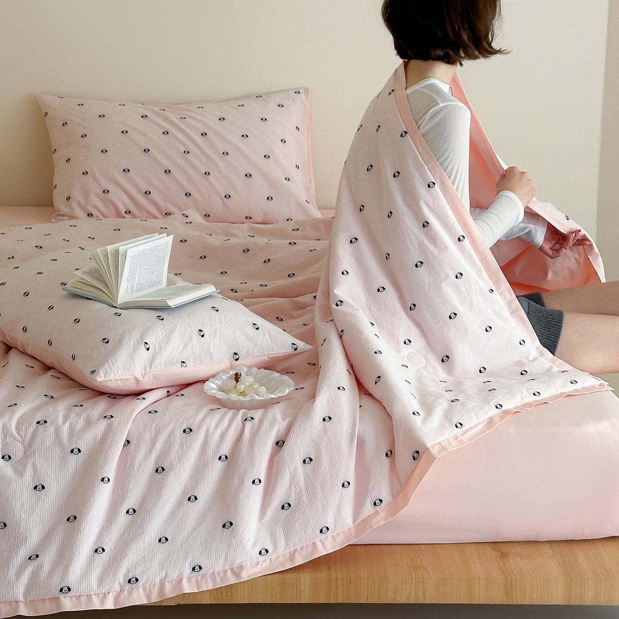 91家纺网 家纺一手货源 找家纺 一加一 2026新款A类全棉水洗立体提花大豆夏被四件套-织光萌宠 棉织小狗-粉